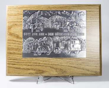 Holztafel mit Feuerwehrmotiv